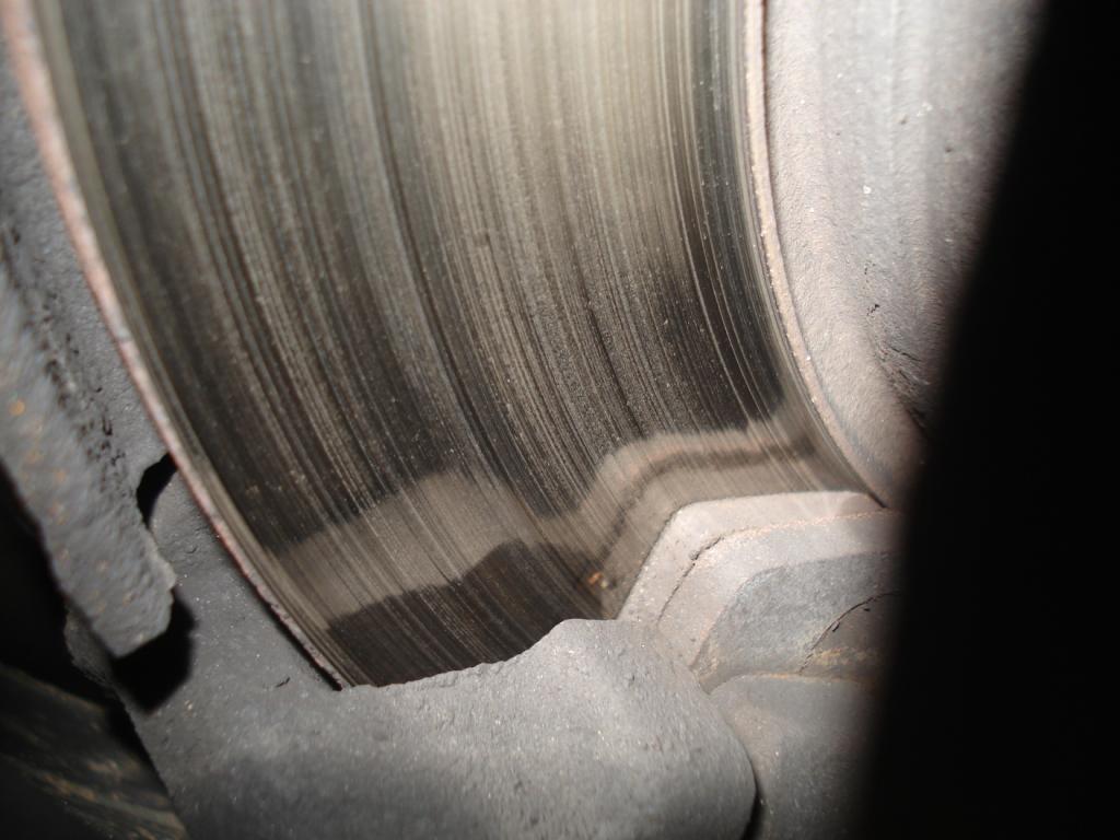 Износ фрикционных накладок наружных колодок можно увидеть в отверстие диска колеса: